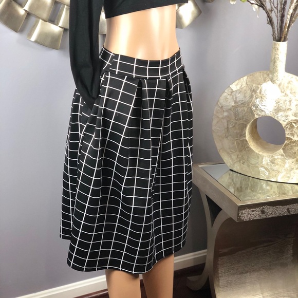 Teacher’s Pet 🤓 Black & White Skirt w/ Pockets - Picture 3 of 5